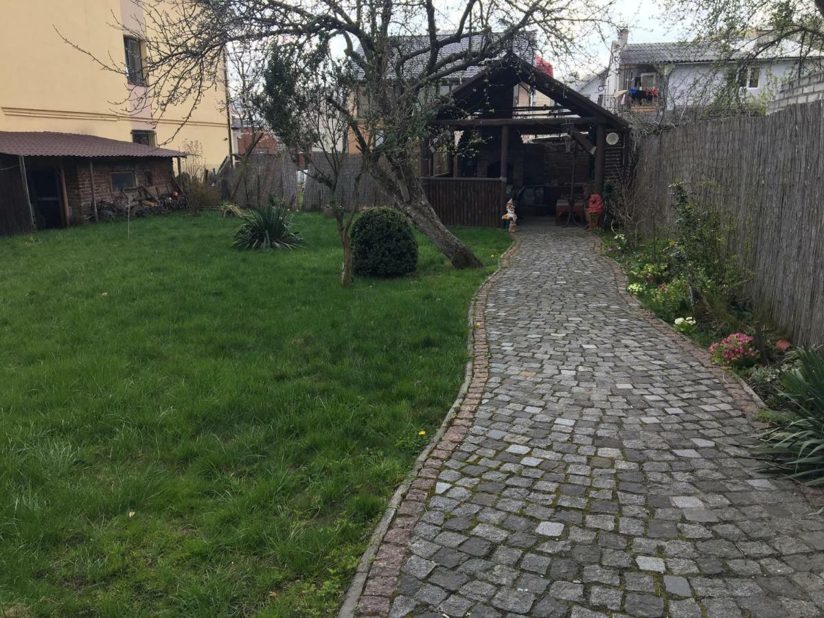 Hostel Villa Roma Lviv Bagian luar foto