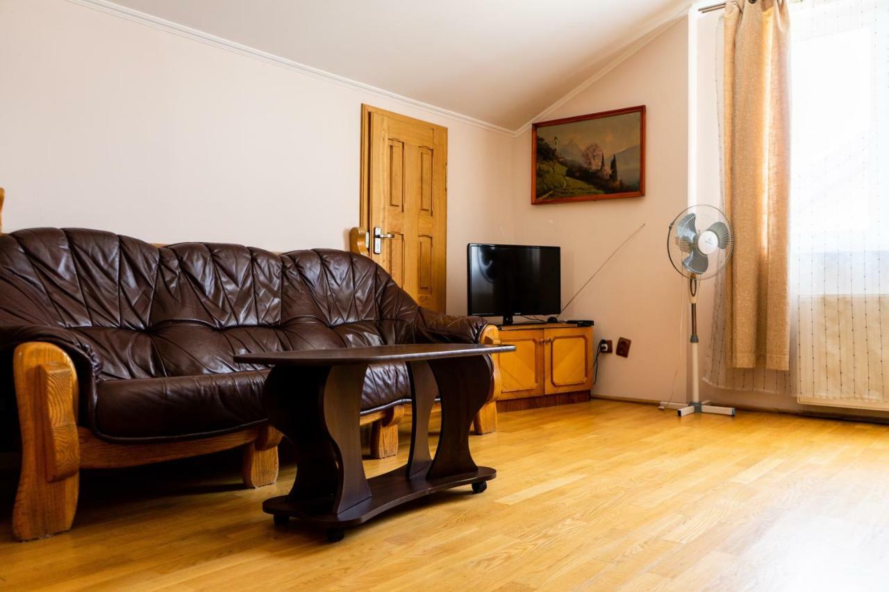 Hostel Villa Roma Lviv Bagian luar foto
