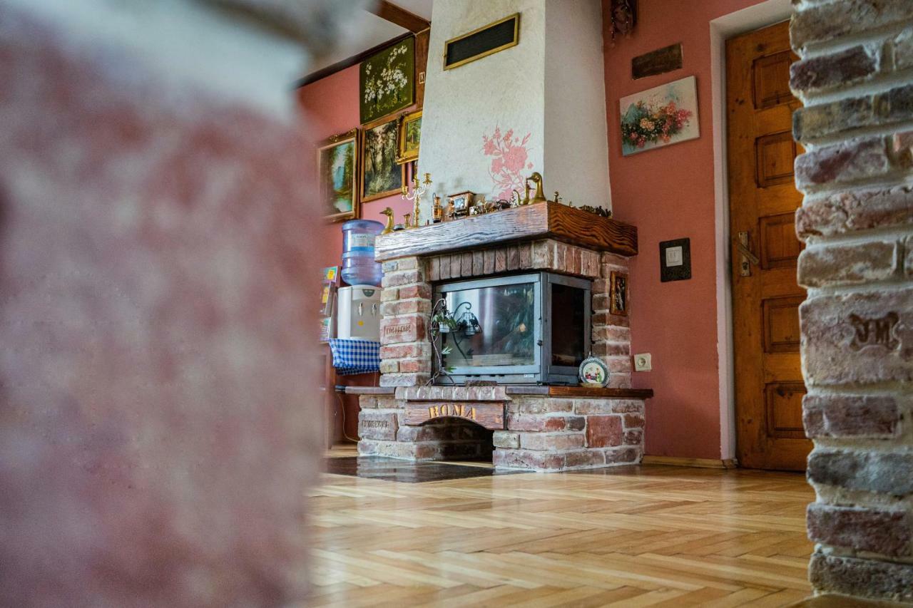 Hostel Villa Roma Lviv Bagian luar foto