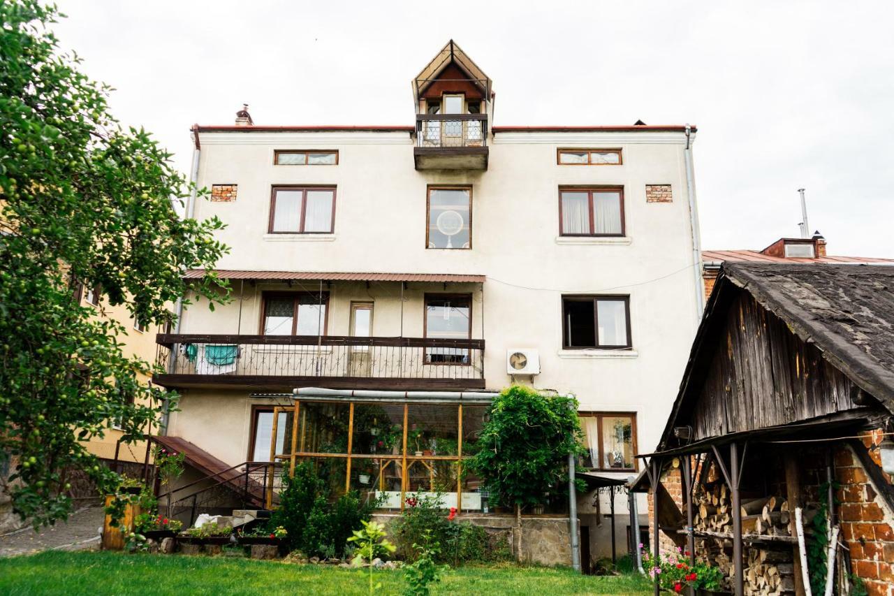 Hostel Villa Roma Lviv Bagian luar foto