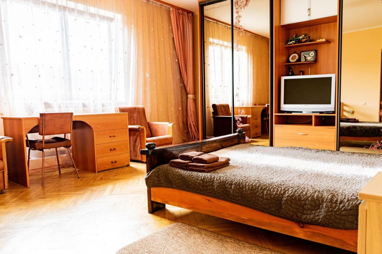 Hostel Villa Roma Lviv Bagian luar foto